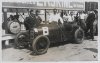 Fotografía del piloto Goffredo Zehender posando junto a su automóvil Bugatti