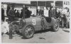 Fotografía del piloto Maurice Benoist posando sobre su automóvil Bugatti