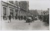 Fotografía de la exhibición de los automóviles de la competición en la plaza Okendo