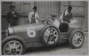 Fotografía del piloto Marcel Lehoux posando sobre su automóvil