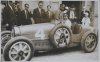 Fotografía del piloto Juan Zanelli posando  sobre su automóvil Bugatti