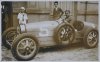 Fotografía del piloto Giulio Forresti posando sobre su automóvil Bugatti