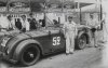 Fotografía del piloto Roger Bourcier junto a su automóvil Tracta