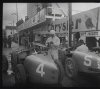 Fotografía del piloto Juan Zanelli junto a su automóvil