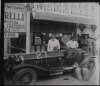 Fotografía del piloto Archille Varazi posando junto a su automóvil Alfa Romeo 