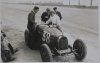 Fotografía del piloto Van Hulzem junto a su automóvil Bugatti