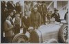 Fotografía del piloto René Dreyfus junto a su automóvil Bugatti