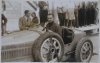 Fotografía del piloto René Dreyfus sobre su automóvil Bugatti