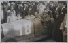 Fotografía de los boxeadoeres Paulino Uzkudun y Jim el Zaird, quienes competirán dos días más tarde, posando sobre un automóvil Bugatti