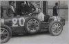 Fotografía del piloto Van Hulzem sobre su automóvil Bugatti