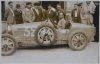 Fotografía del piloto Juan Zanell sobre su automóvil Bugatti