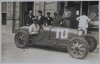Fotografía del piloto Jean De Maleplane posando sobre su automóvil Bugatti