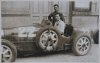 Fotografía del piloto Max Fourny sobre su automóvil Bugatti