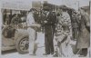 Fotografía del rey Alfonso XIII saludando a un piloto