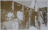 Fotografía del rey Alfonso XIII saludando al piloto Barón Jean De L´Espée en presencia del infante Don Jaime