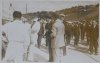 Fotografía del rey Alfonso XIII saludando un piloto