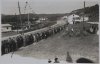 Fotografía del publico observando los automóviles  Bugatti, de René Dreyfus, y  Peugeot, de Philippe Etancelin, en el VIII Gran Premio de San Sebastián