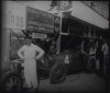 Fotografía del piloto Philippe Etancelin posando junto a su automóvil