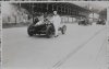 Fotografía de los pilotos Conde Piero Taruffi, Godoffredo Freddie Zehender y  Tazio Nuvolari preparandose para salir a competir con sus automóviles Maserati en el circuito de Lasarte