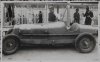 Fotografía del piloto Philippe Etancelin posando junto a su automóvil Alfa Romeo