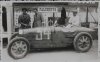 Fotografía del piloto Benoît Falchetto junto a su automóvil Bugatti