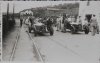 Fotografía de los pilotos Juan Zanelli y Eugenio Siena preparando sus automóviles Alfa Romeo para la salida