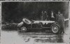 Fotografía del automóvil accidentado de Tazio Nuvolari en el Km 2 de la 21º vuelta en las cercanias del río Oria 