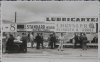 Fotografía de pilotos y mecánicos frente a los boxes del circuito de Lasarte