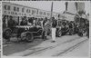 Fotografía del Conde Piero Taruffi observando su automóbil Maserati mientras que más atrás Tazio Nuvolari habla con su mecánico junto a su Bugatti