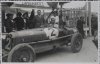 Fotografía del piloto Chileno Juan Zanelli posando sobre su Alfa Romeo