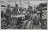 Fotografía del piloto Tazio Nuvolari provando su Maserati bajo lamirada de su mecánico y dos militares