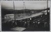 Fotografía de público obsvando el Gran Premio de España de 1933 en el circuito de Lasarte. Al fondo se pueden ver una gran cantidad de vehículos aparcados