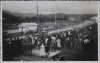 Fotografía de público obsvando el Gran Premio de España de 1933 en el circuito de Lasarte. Al fondo se pueden ver una gran cantidad de vehículos aparcados