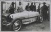 Fotografía del piloto William Gover-Williams sobre su automóvil Bugatti 