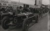 Fotografía del piloto Eugenio Siena junto a su automóvil Alfa Romeo