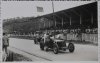 Fotografía de los pilotos Conde Piero Taruffi  y Tazio Nuvolari preparando sus automóviles Maserati bajo las tribunas