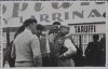 Fotografía del piloto Tazio Nuvolari hablando con el periodista Juanma Meredith