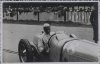 Fotografía del campeón de 1930 Archille Varzi sobre su automóvil Bugatti