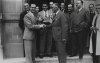 Fotografía del piloto Louis Chiron recibieno el trofeo del Gran Premio de España de 1933 de la mano de Manuel Rezola, presidente del Automóvil Club