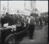 Fotografía del piloto Tazio Nuvolari sobre su automóvil Maserati