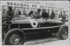 Fotografía de los automóviles Alfa Romeo de Eugenio Siena Luigi Fagioli y Louis Chirón respectivamente, se aprecia la insignia de la scuadreria Ferrari, que en aquella época participaba con la marca milanesa