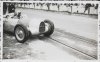 Fotografía del piloto Hans Stuck von Viliez saliendo a la carrera en su automóvil Auto-Union