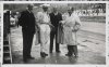 Fotografía del presidente del Automóvil club Manuel Rezola posa junto al campeón Rudolf Caracciola, el ingeniero Dr. Porsche y el periodista del Pueblo Vasco Juanma Meredith