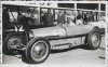 Fotografía de los pilotos de la écure de Bugatti Tazio Nuvolari y Antonio Brivio posan sobre sus automóviles