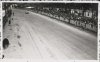 Fotografía de un automóvil Mercedes compitiendo en el Gran Premio de España de 1934 bajo la atenta mirada del público