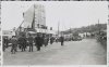 Fotografía de aficionados y organizadores en la pista del circuito de Lasarte, al fondo el affichage o marcador.