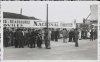 Fotografía de aficionados, organizadores, pilotos e ingenieros en los boxes