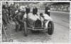 Fotografía de la puesta a punto del automóvil Bugatti de Jean Pierre Wimille en los boxes