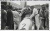 Fotografía del piloto Rudolf Caracciola entrando en su automóvil Mercedes