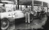 Fotografía del piloto Marcel Lehoux posando junto a su automóvil Maserati, detrás se puede ver el automóvil de Luigi Soffieti, de la misma escudería también